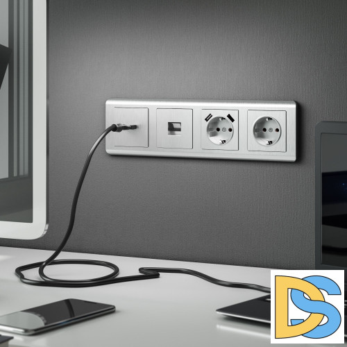 Розетка с заземлением и шторками Werkel (cеребряный рифленый) W1171109