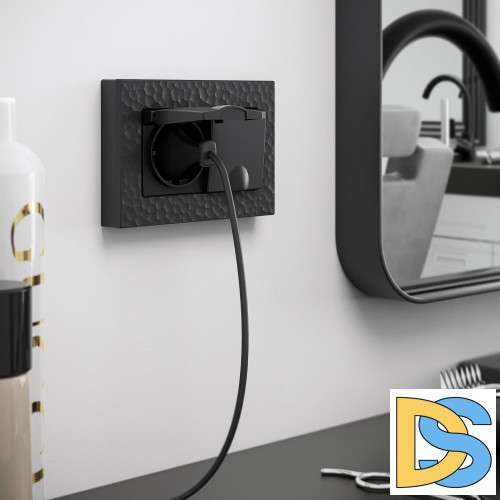 Розетка двойная влагозащищенная с заземлением с защитной крышкой и шторками Werkel черный W1172208 4690389178092